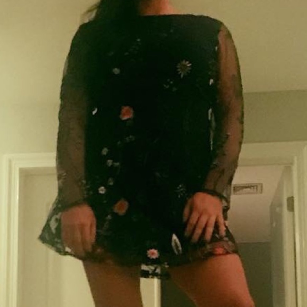 Flower embroidered mini dress.💙